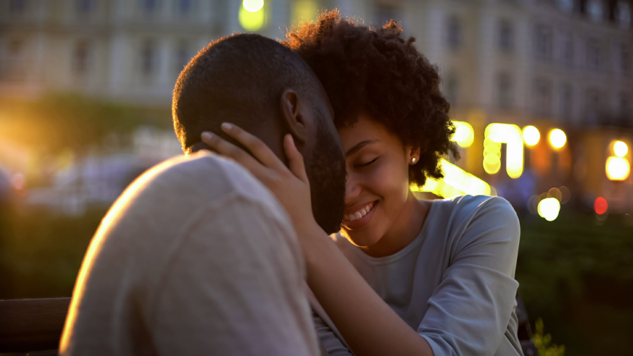 un uomo e una donna che si baciano