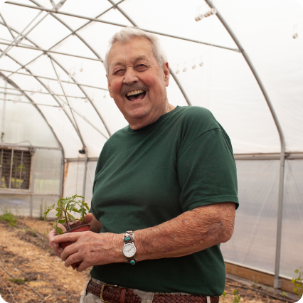 un homme tenant une plante
