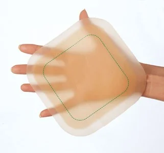een hand die een wondverband vasthoudt