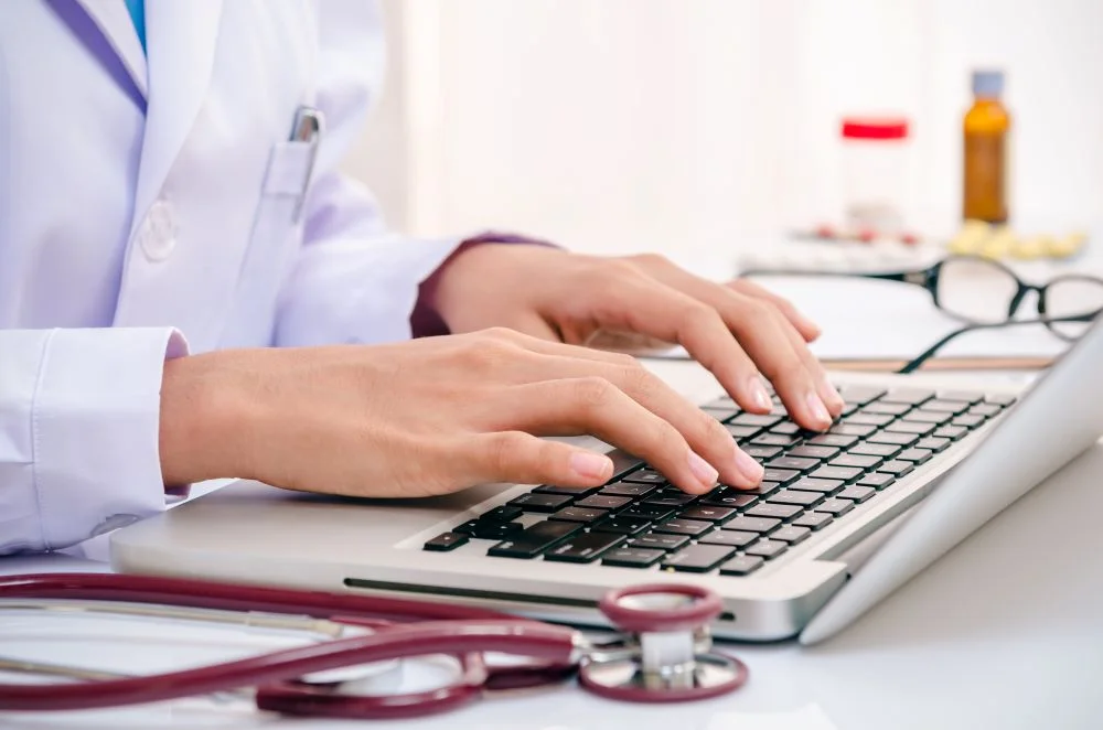 Profesional de la salud usando la computadora