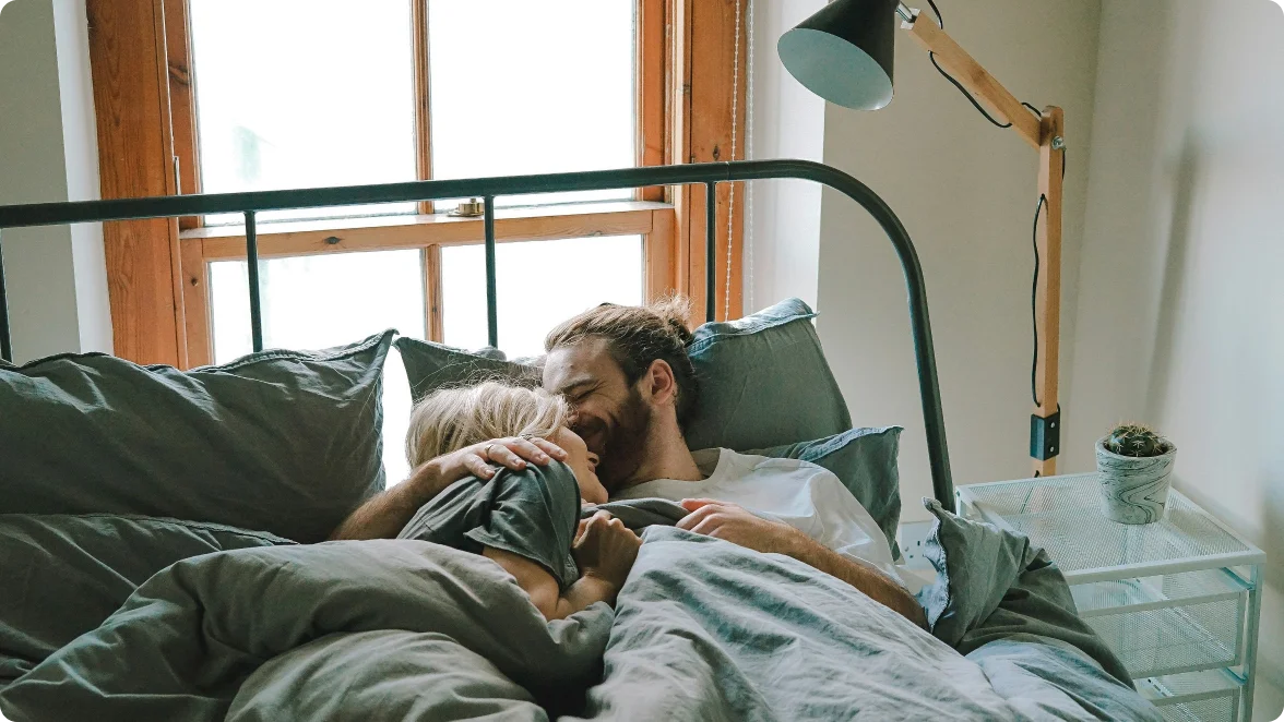Liebespaar liegt im Bett