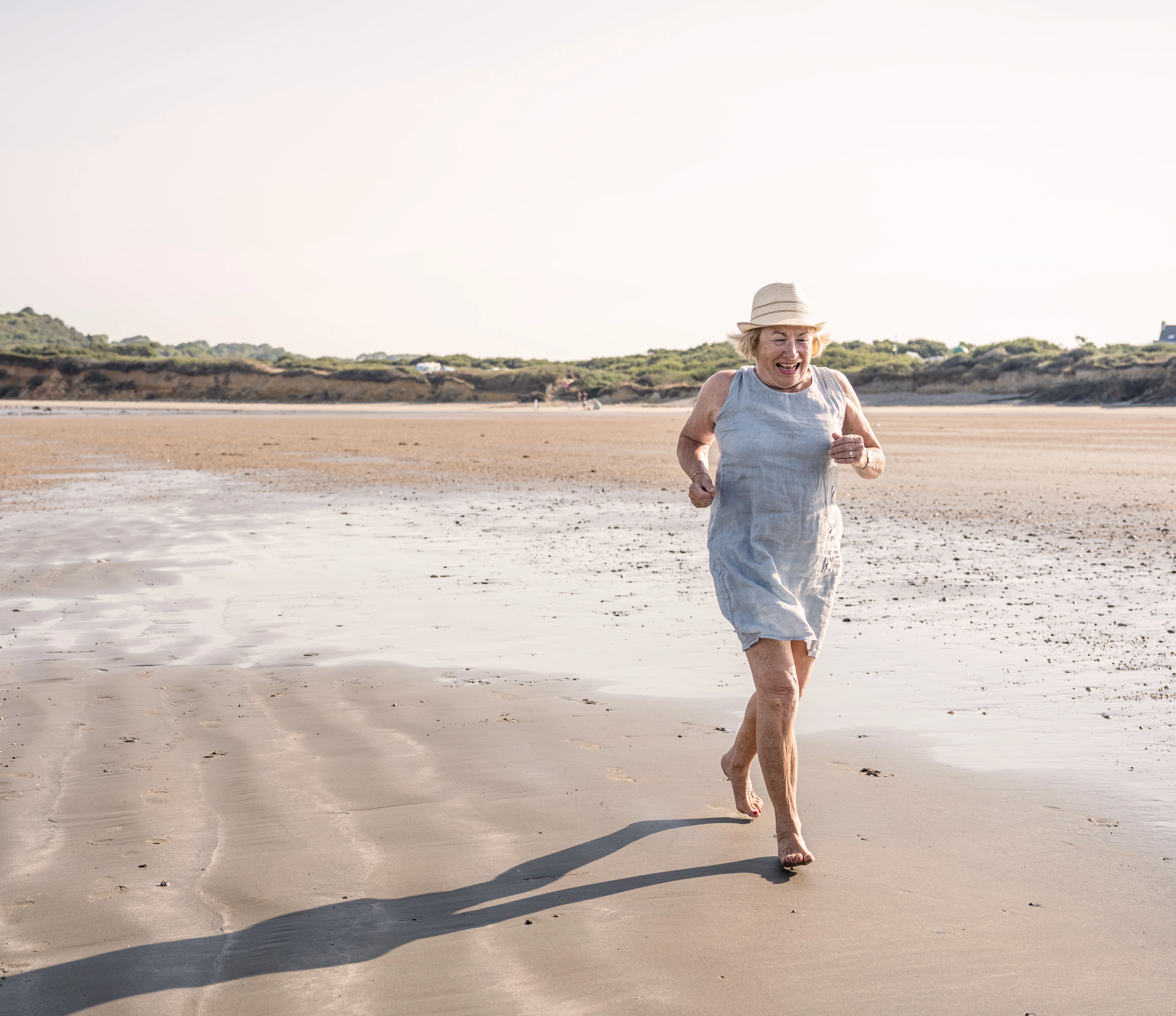 Mujer corriendo en la playa